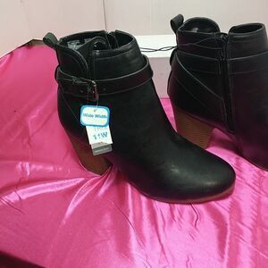 Time and True Womans SZ 11 W Ankle Boots Memory Foam Black Side Zip .